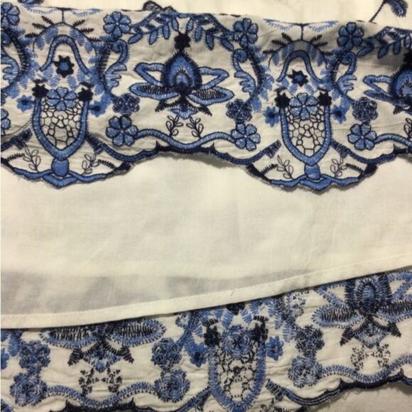 Parker Blouse Top Women’s Size Large Color White & Blue Embroidered Flower - Picture 8 of 11
